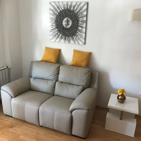 Angela With Private Garage Slot * Pola