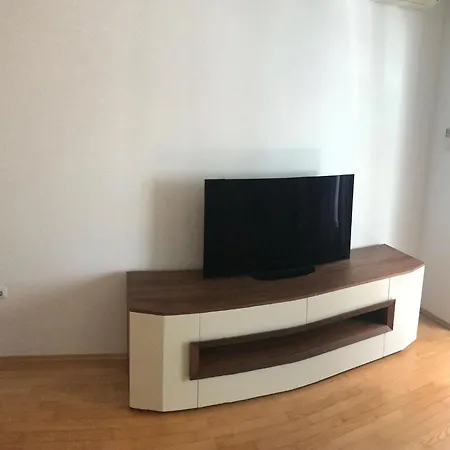 Angela With Private Garage Slot * Pola